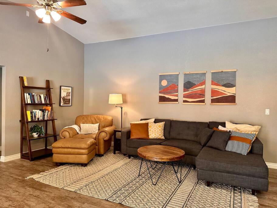 Mesa Oasis Private Pool Spacious! 10+ Guests 7 Beds New, Great Location! Exterior photo