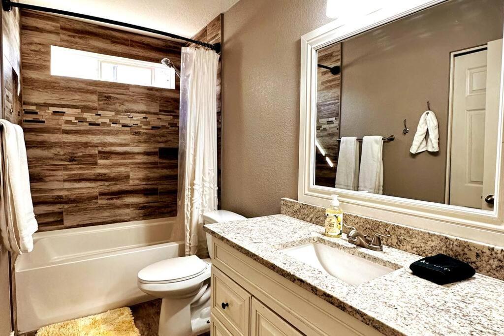 Mesa Oasis Private Pool Spacious! 10+ Guests 7 Beds New, Great Location! Exterior photo